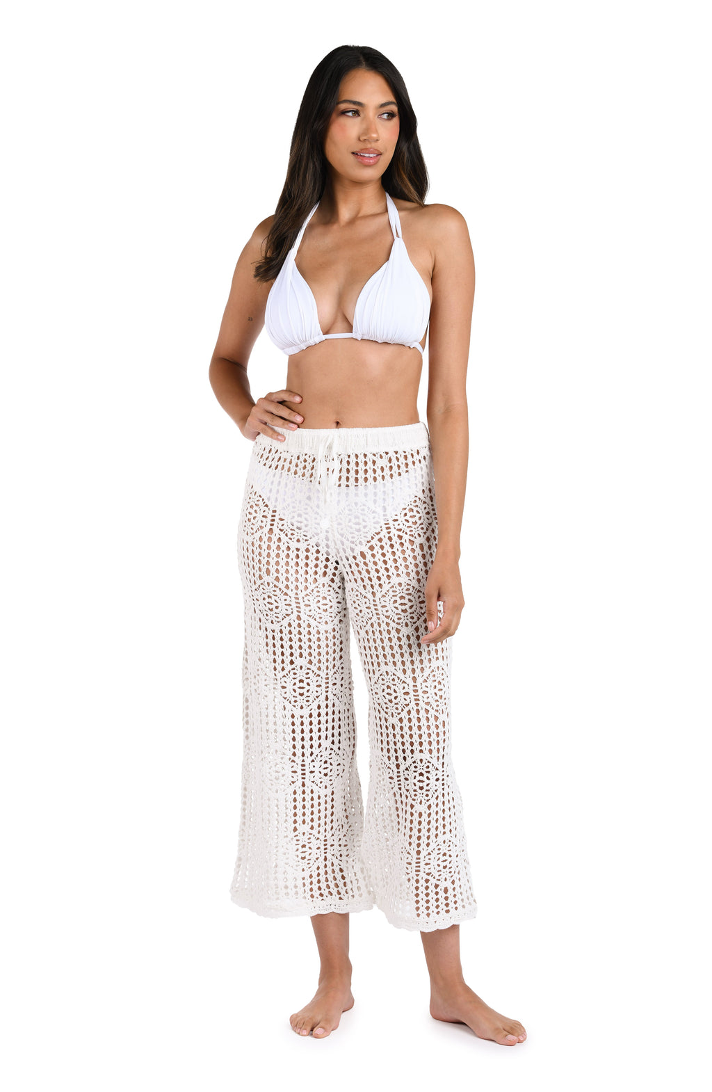 Model is wearing the Waverly Covers Cropped Pants in white.