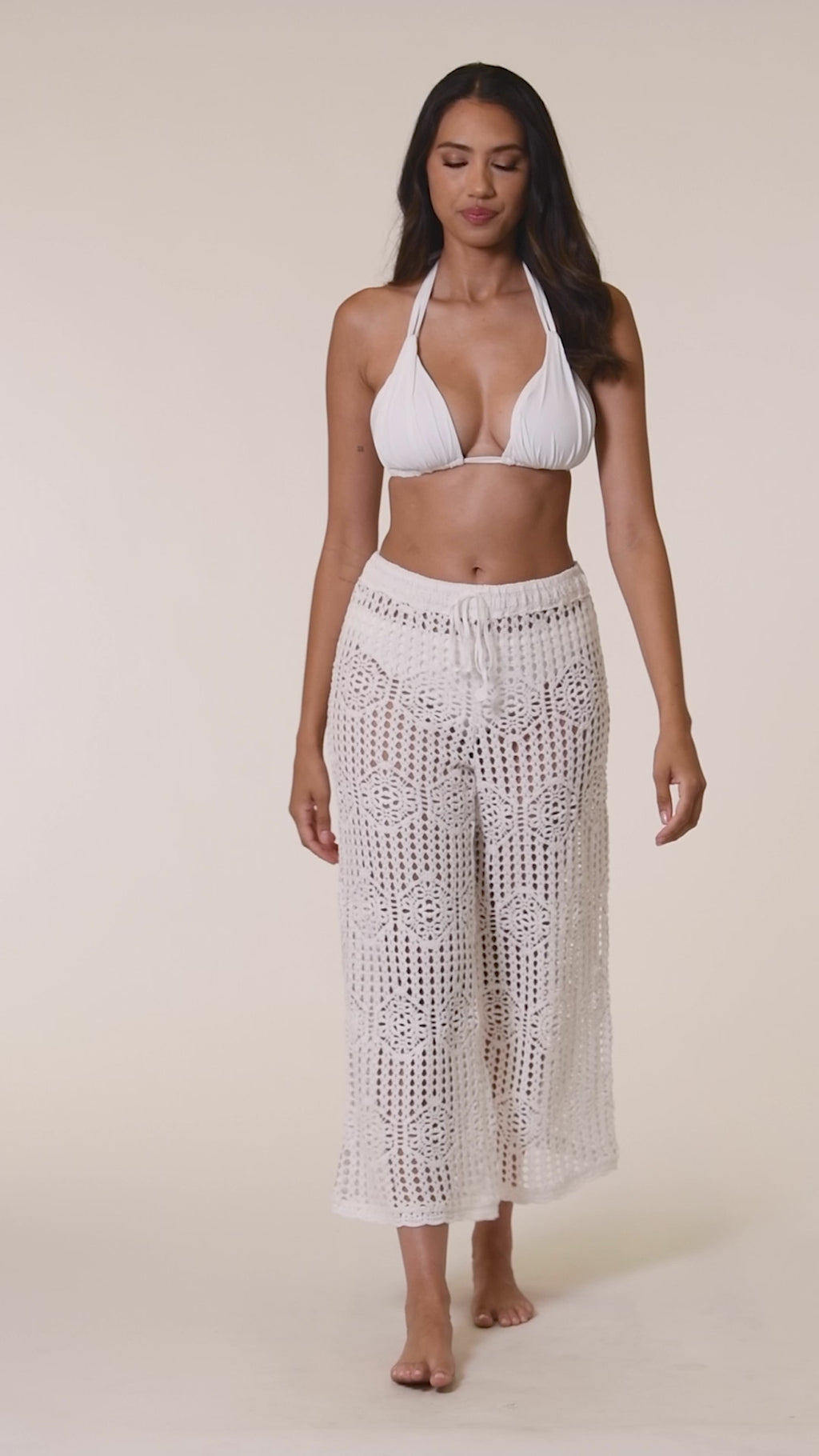 Video of a model wearing the Waverly Covers Cropped Pants in white.
