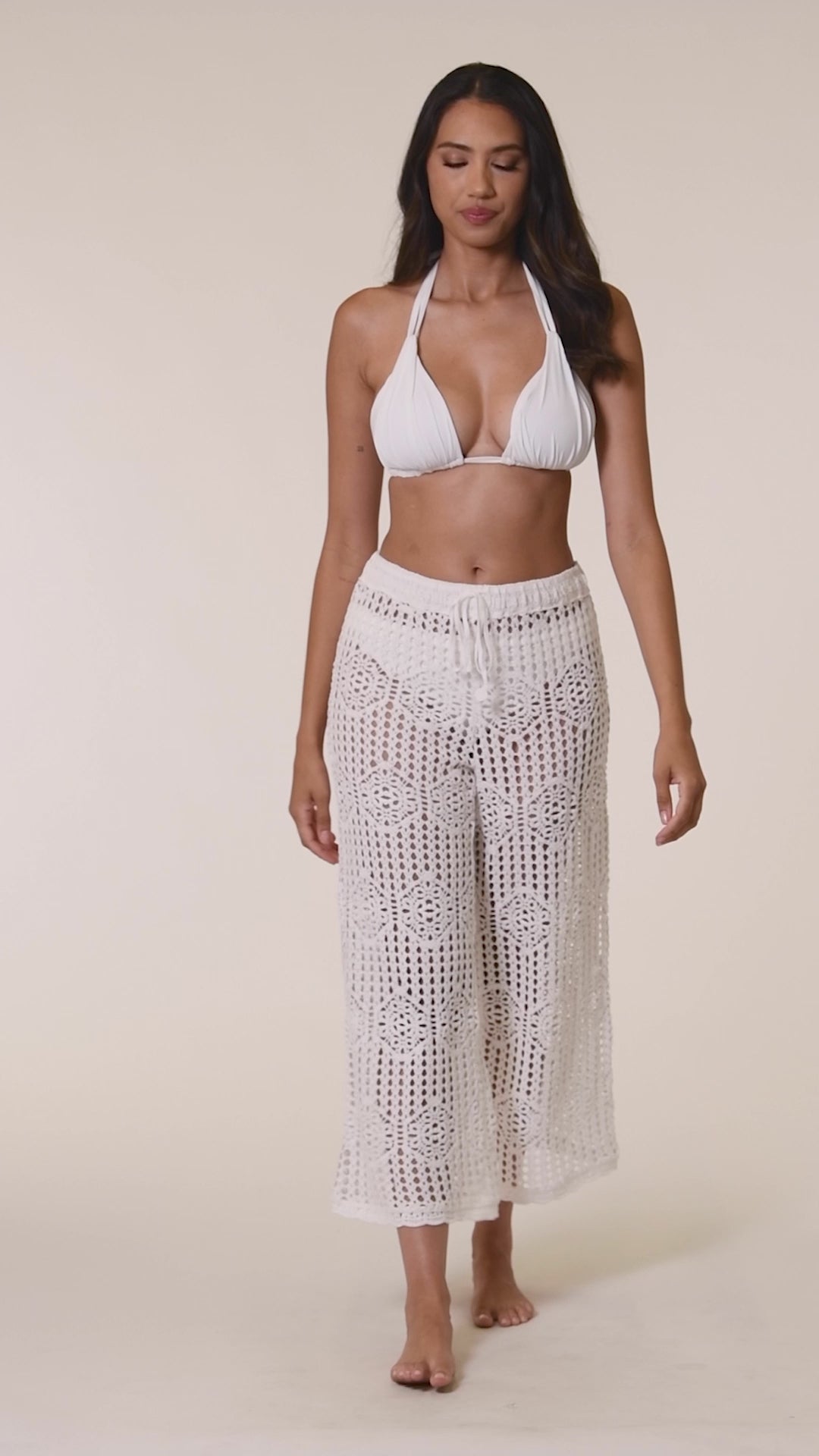 Video of a model wearing the Waverly Covers Cropped Pants in white.